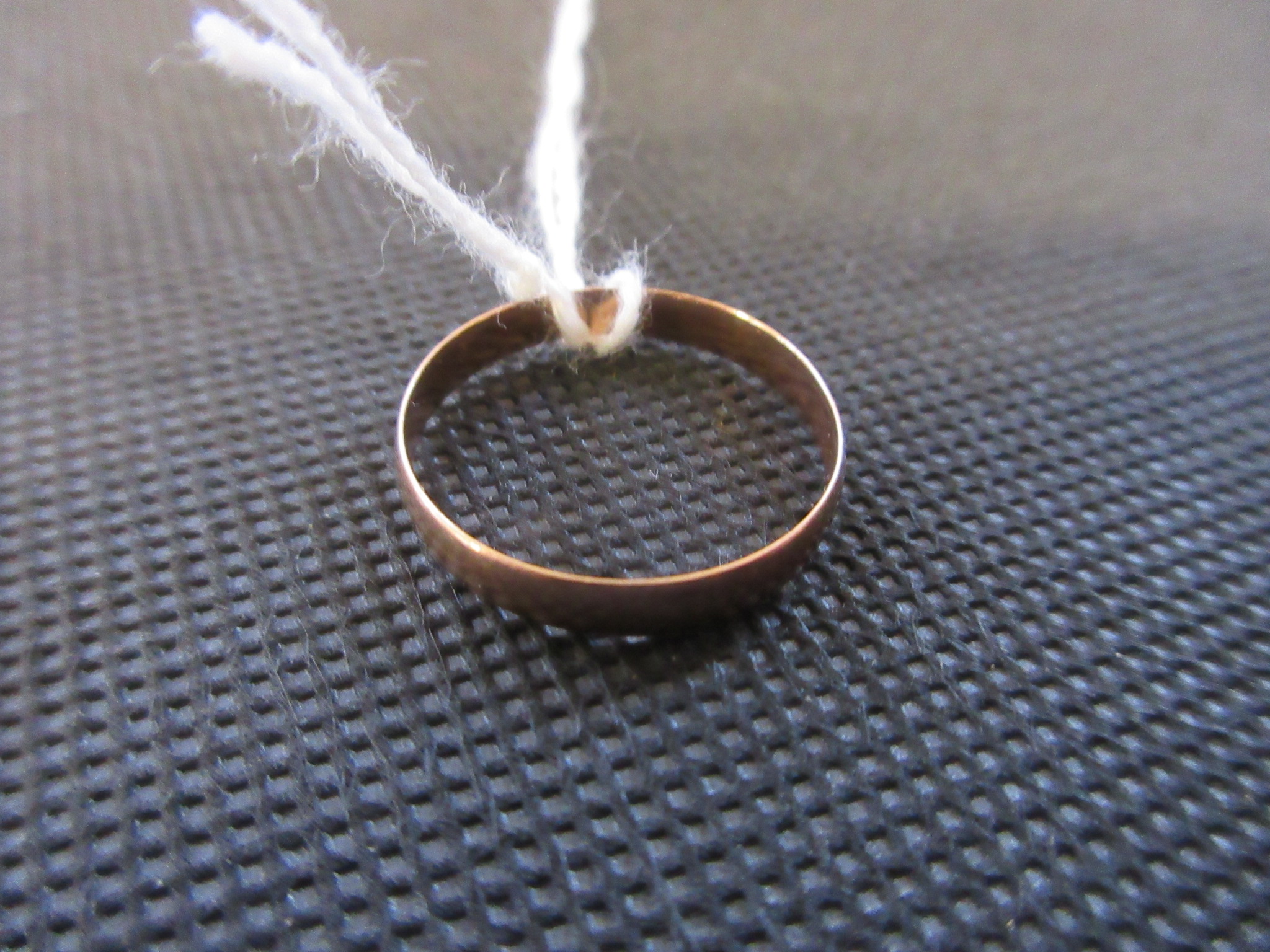 9CT GOLD RING - 1.2G Image