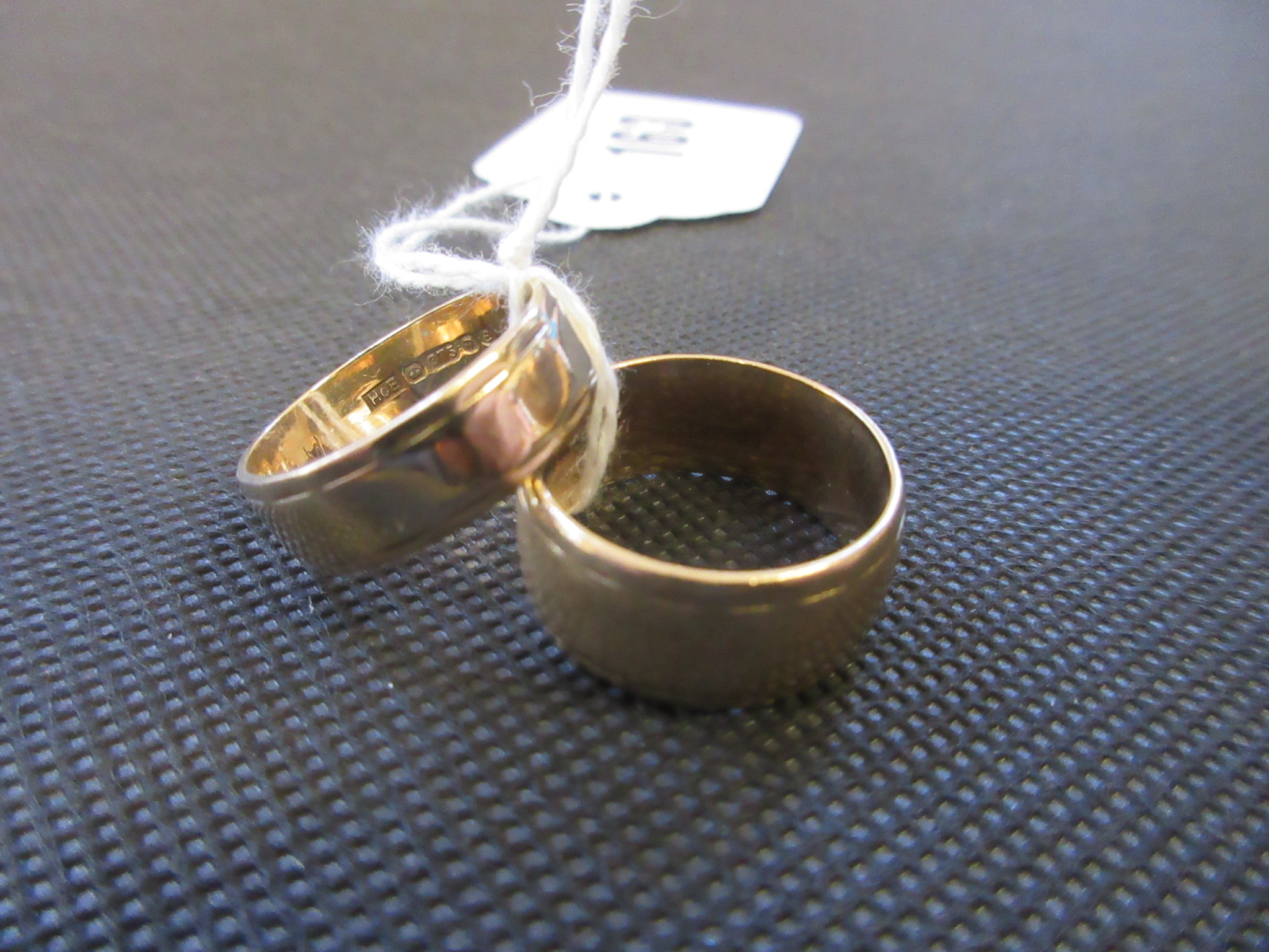 TWO 9CT GOLD WEDDING RINGS - 10G Image