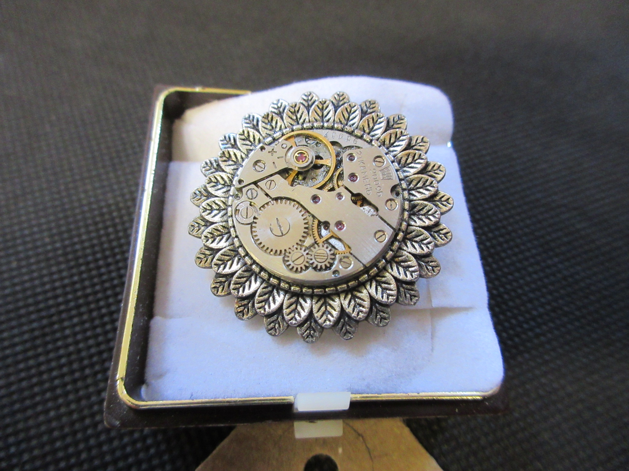 VINTAGE WATCH MOVEMENT BROOCH Image