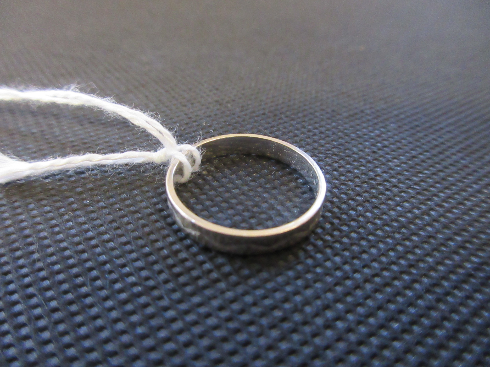 18CT WHITE GOLD WEDDING RING BIRMINGHAM 1972 2.5G Image