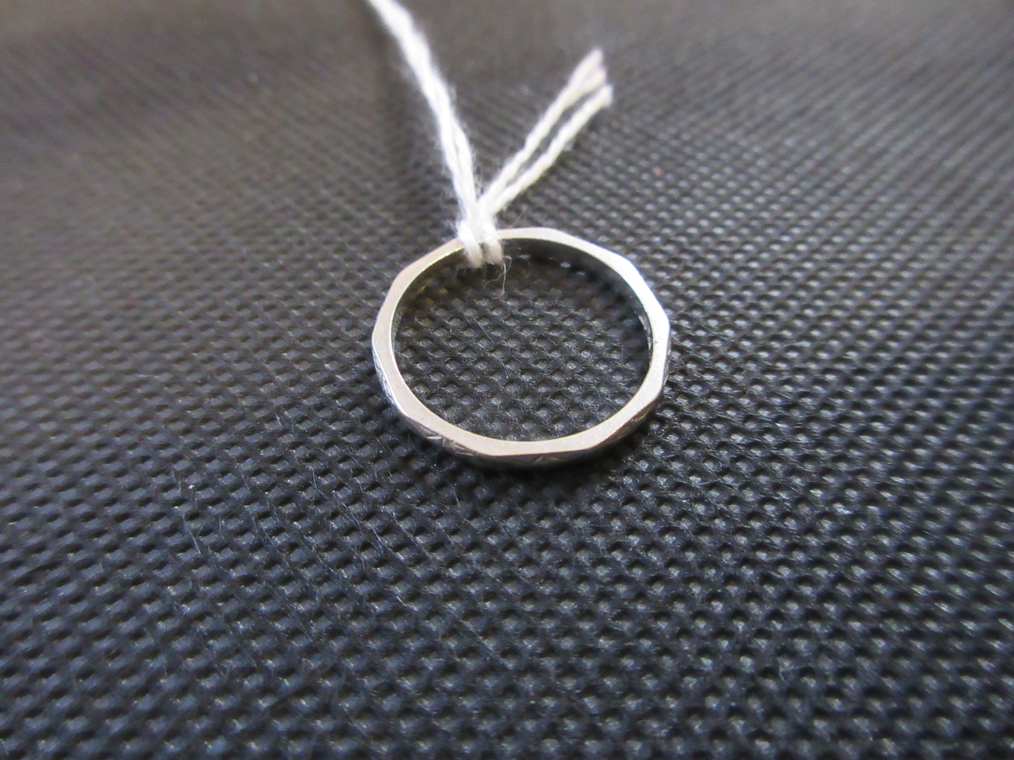 PLATINUM WEDDING RING -2.5G Image