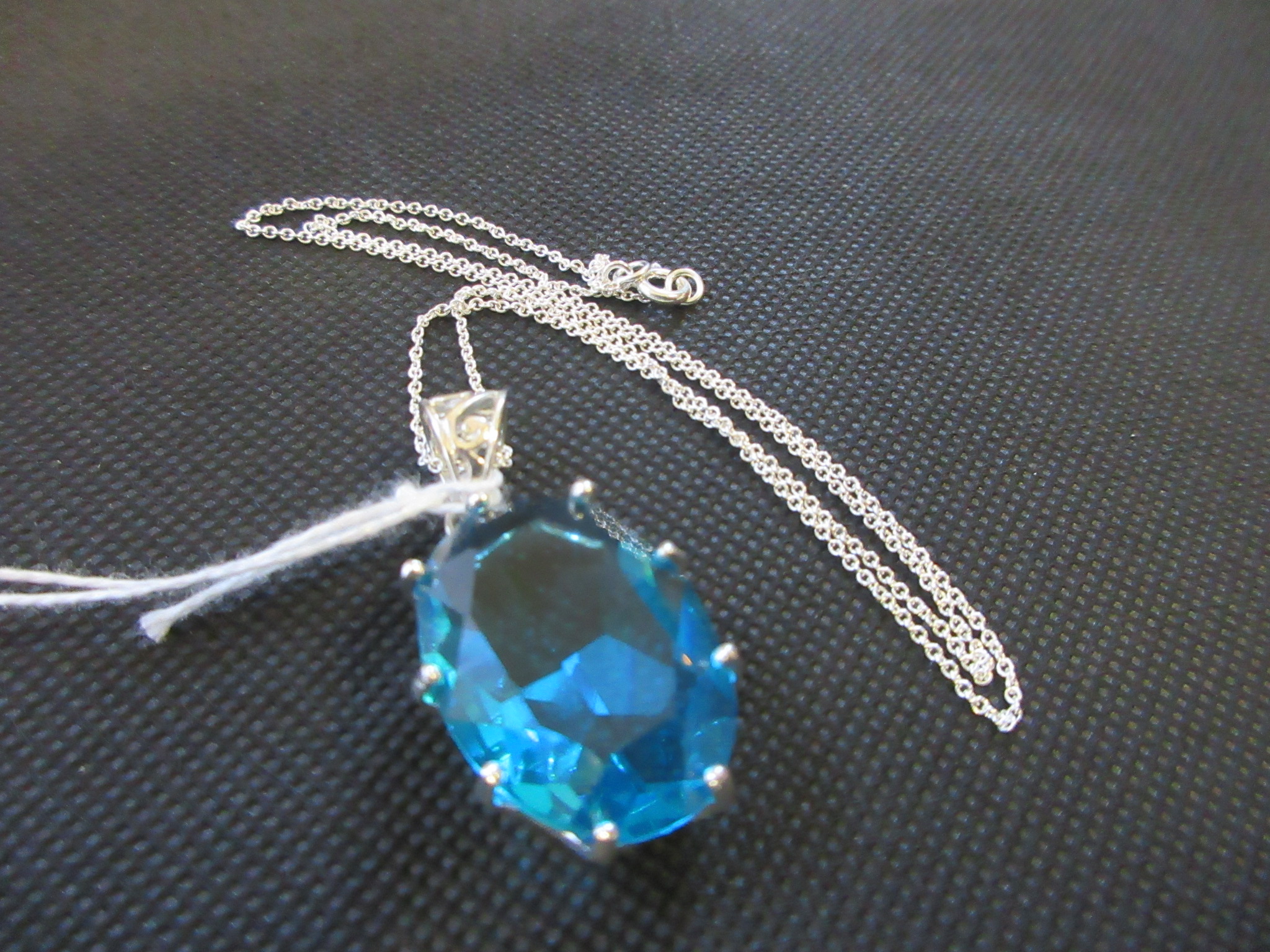 BLUE TOPAZ SET SILVER PENDANT AND SILVER CHAIN Image