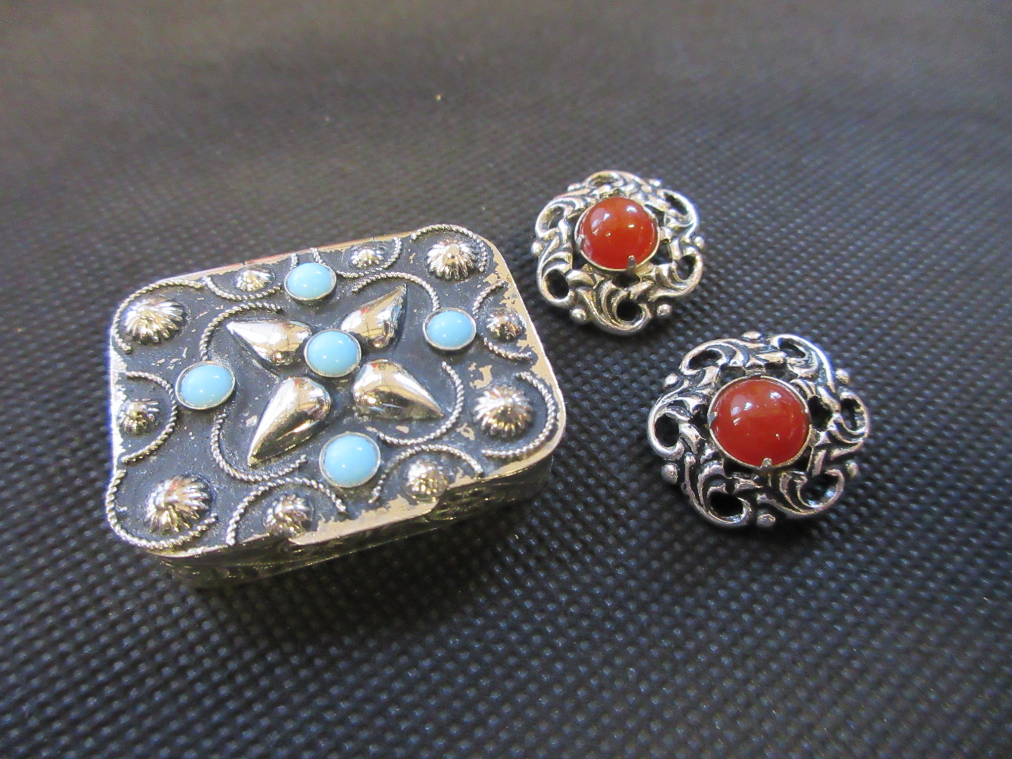 CORNELIAN EARRINGS AND AN ITALIAN PILL BOX Image