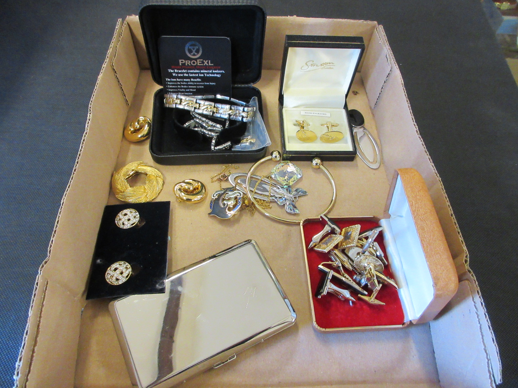 TRAY OF ASSORTED JEWELLERY Image