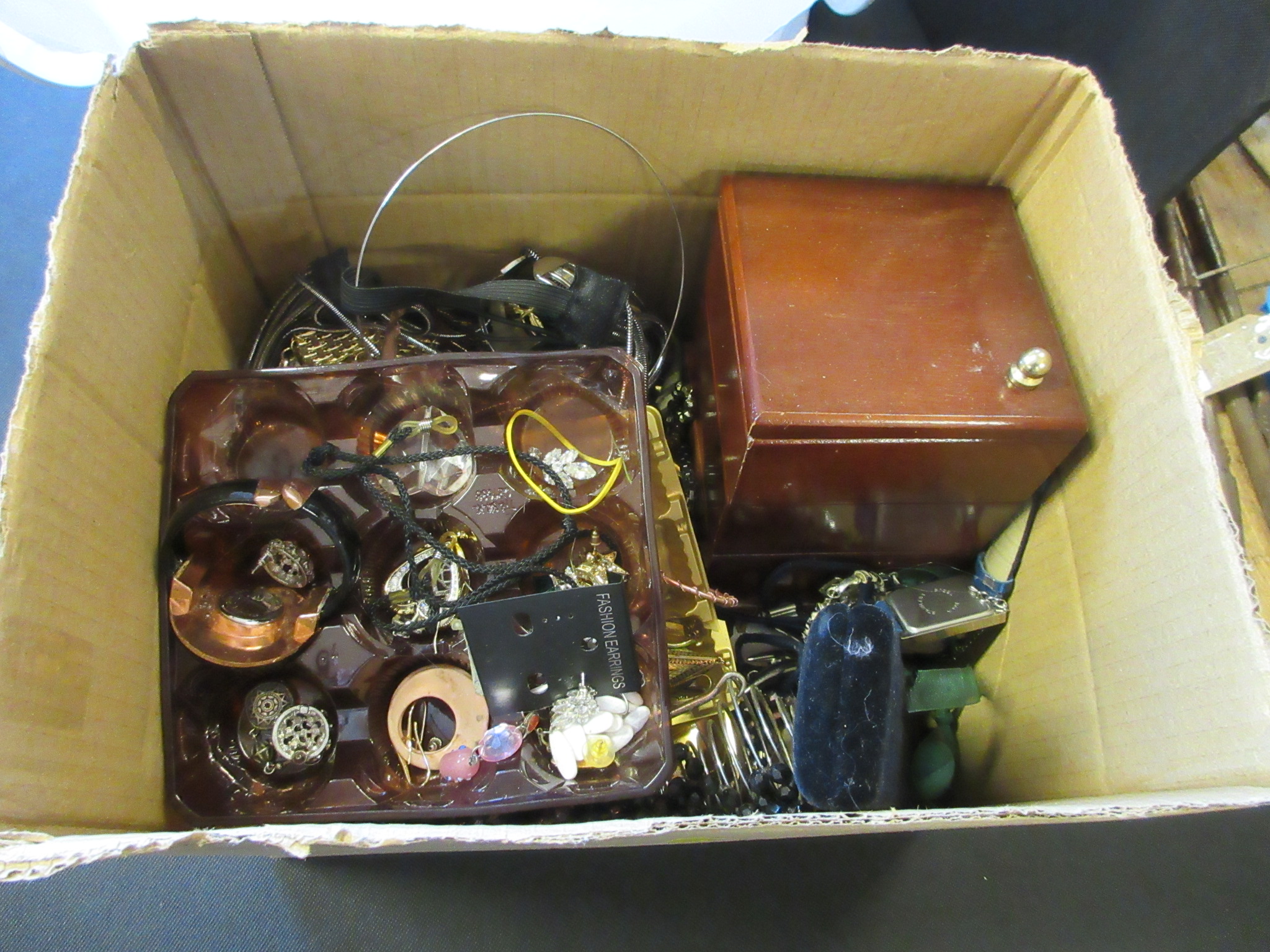 BOX OF COSTUME JEWELLERY Image