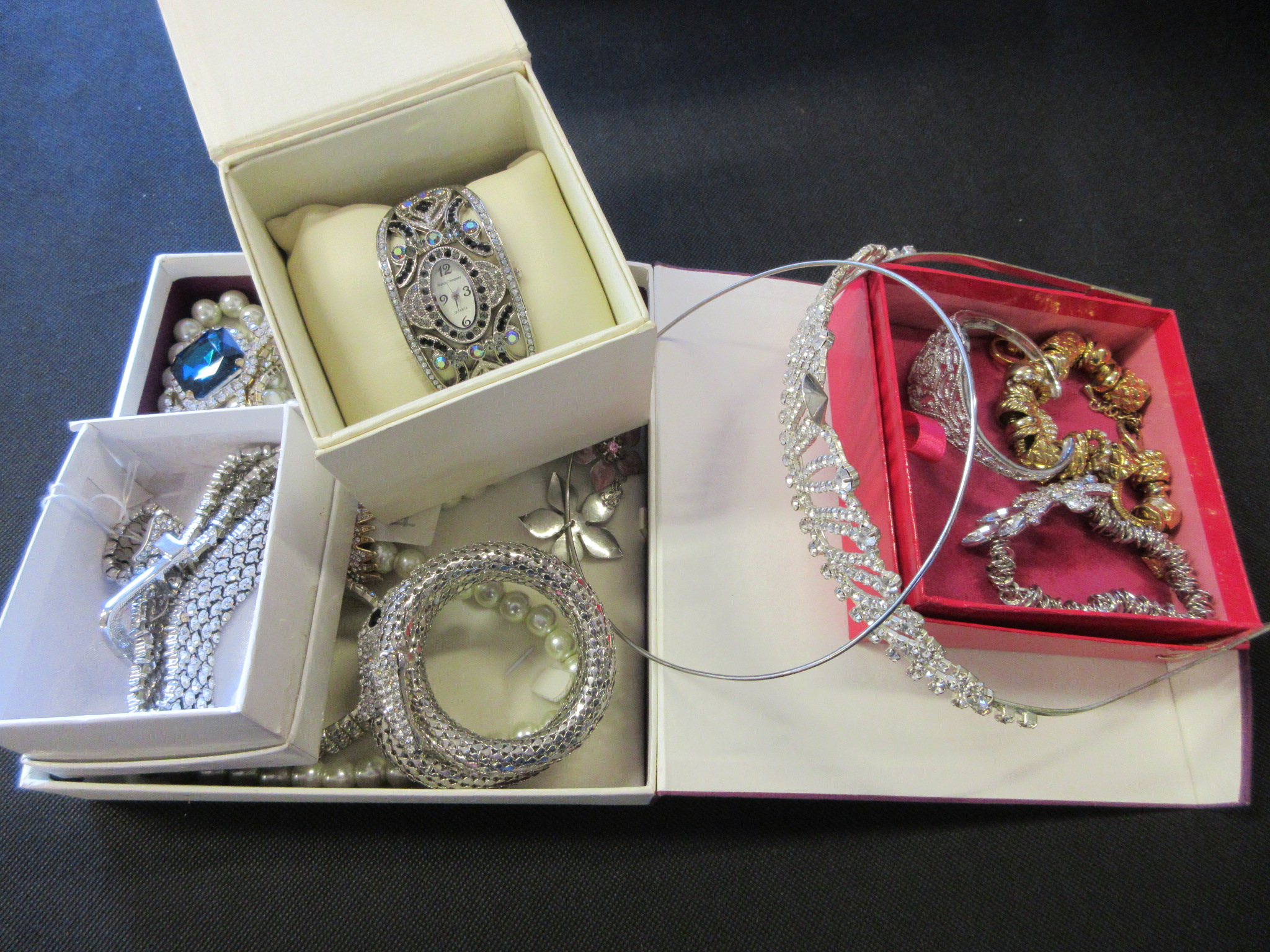 ASSORTMENT OF COSTUME JEWELLERY Image