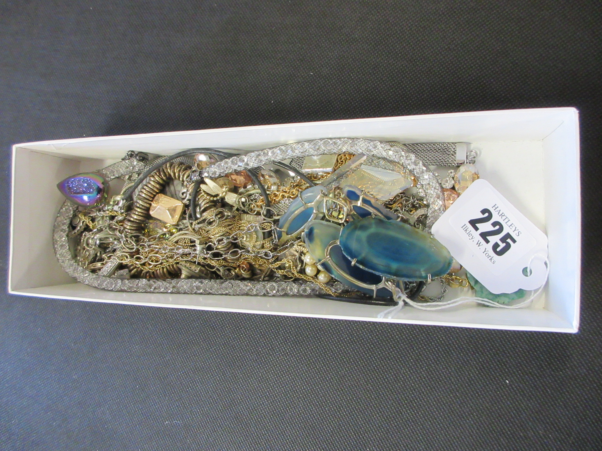 QUANTITY OF COSTUME JEWELLERY Image