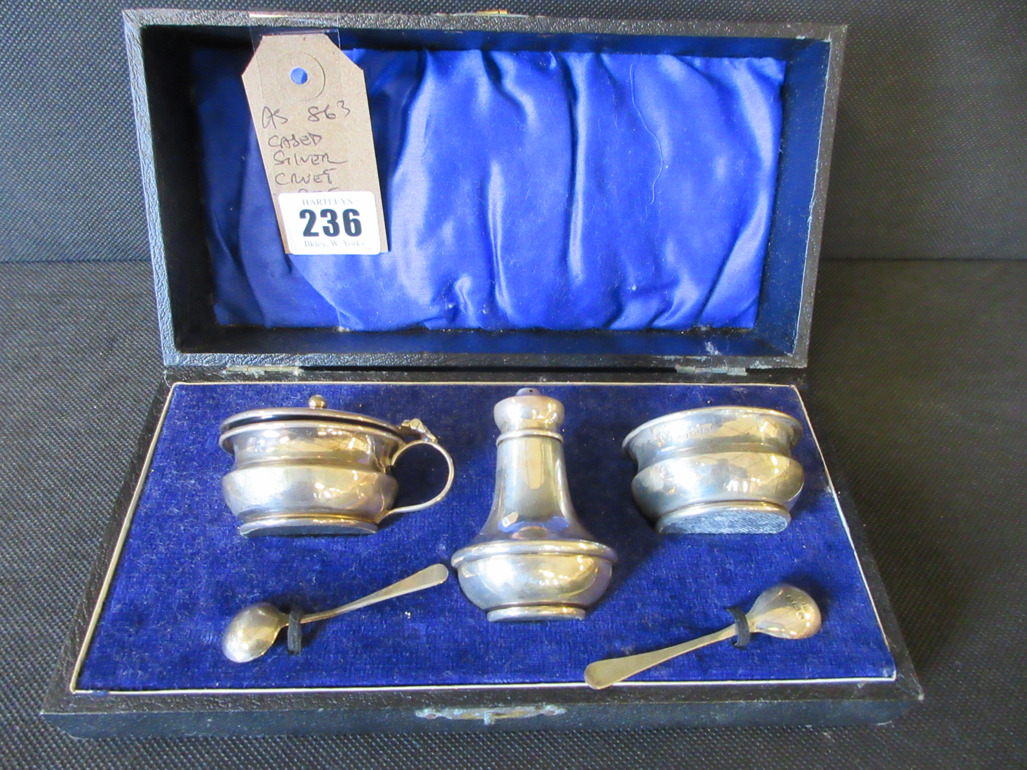 CASED SILVER CRUET SET Image