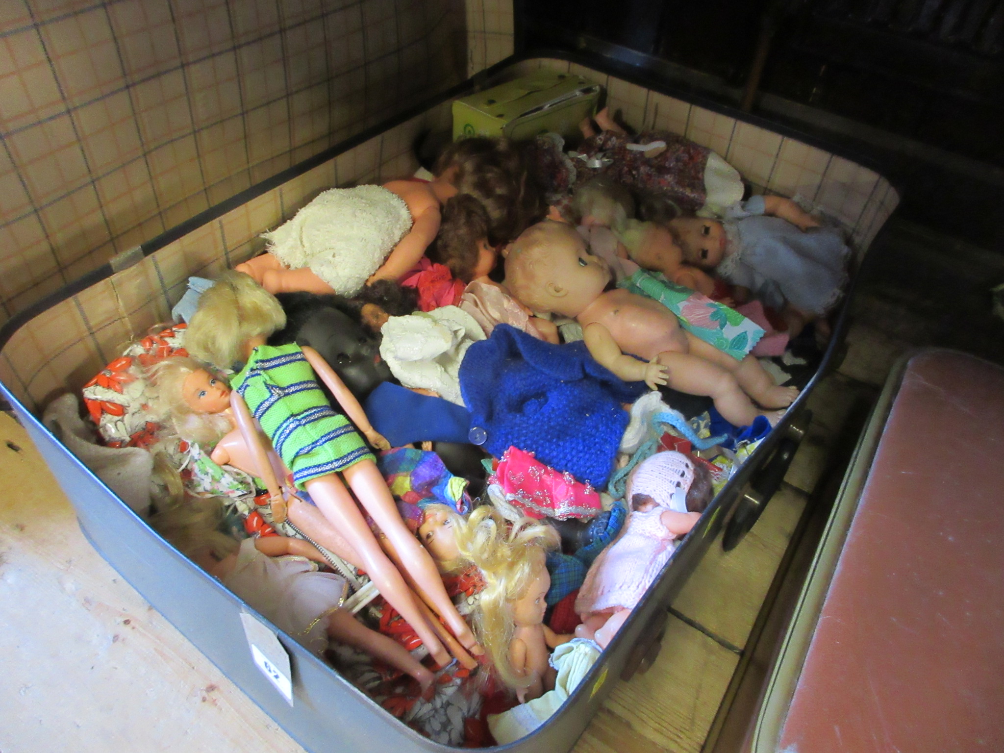 SUITCASE OF RETRO DOLLS Image