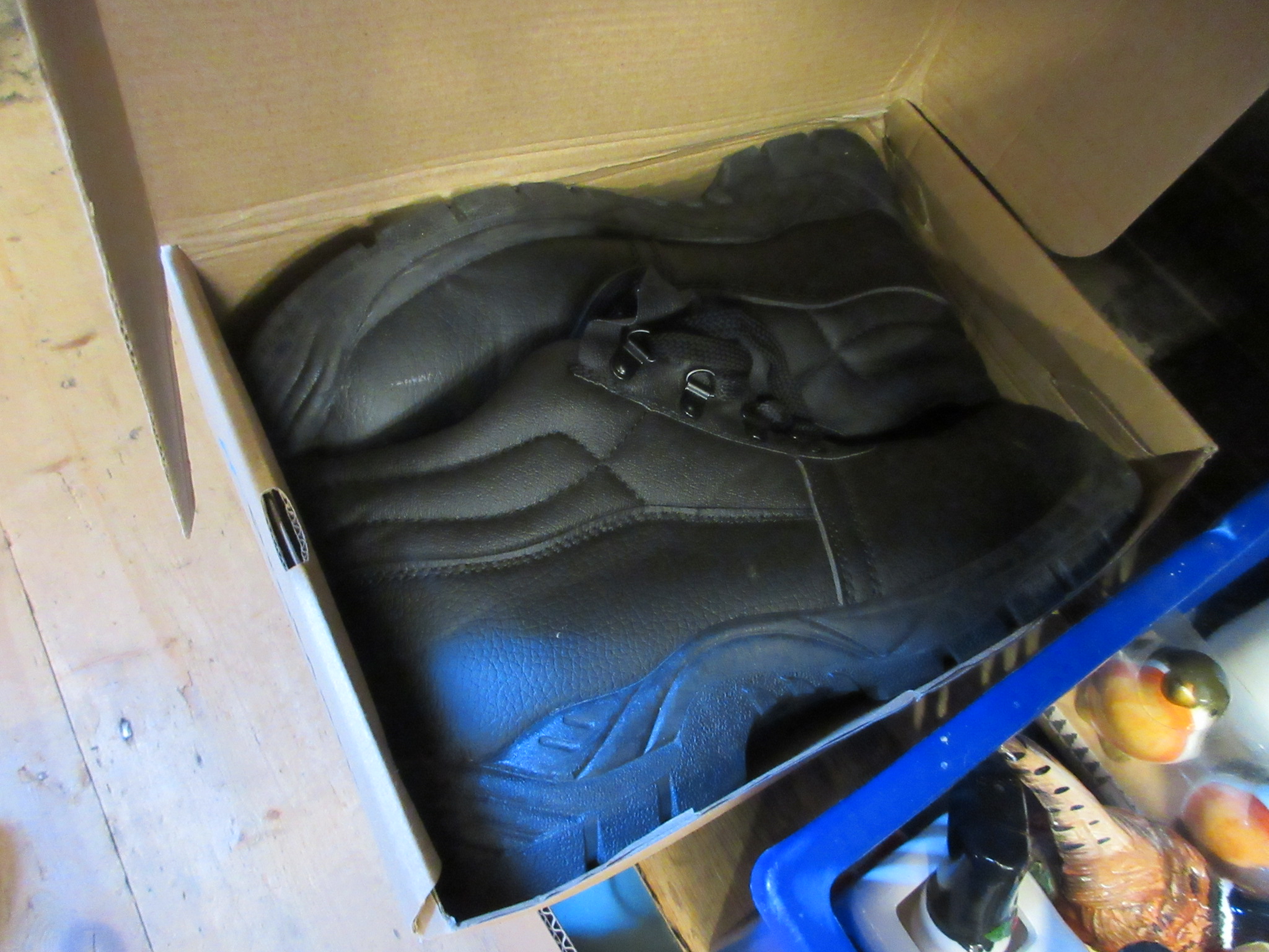 PAIR OF STEEL TOE CAPPED BOOTS SIZE 9 Image
