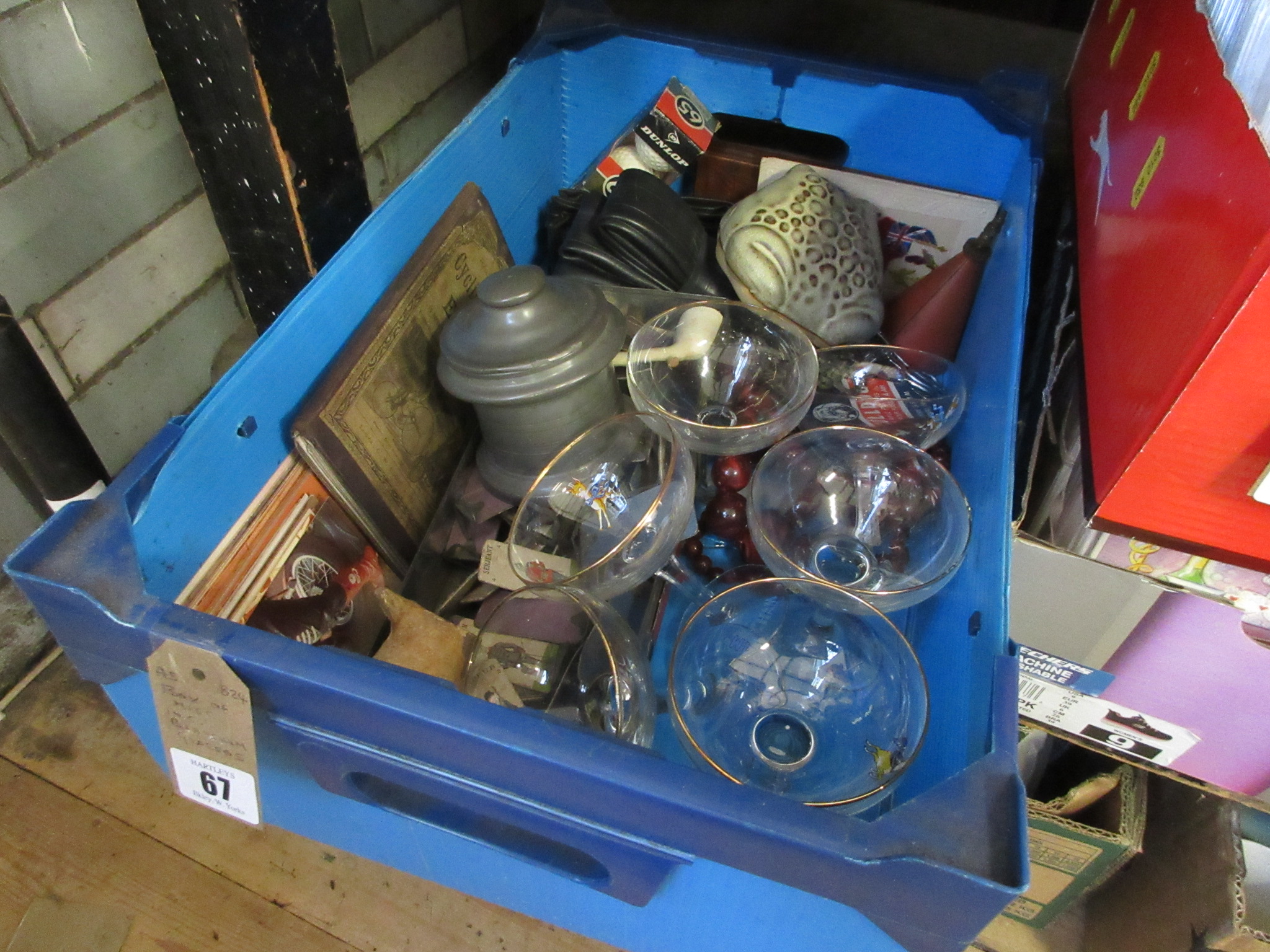 BOX OF MISCELLANEOUS INCLUDING BABYCHAM GLASSES Image