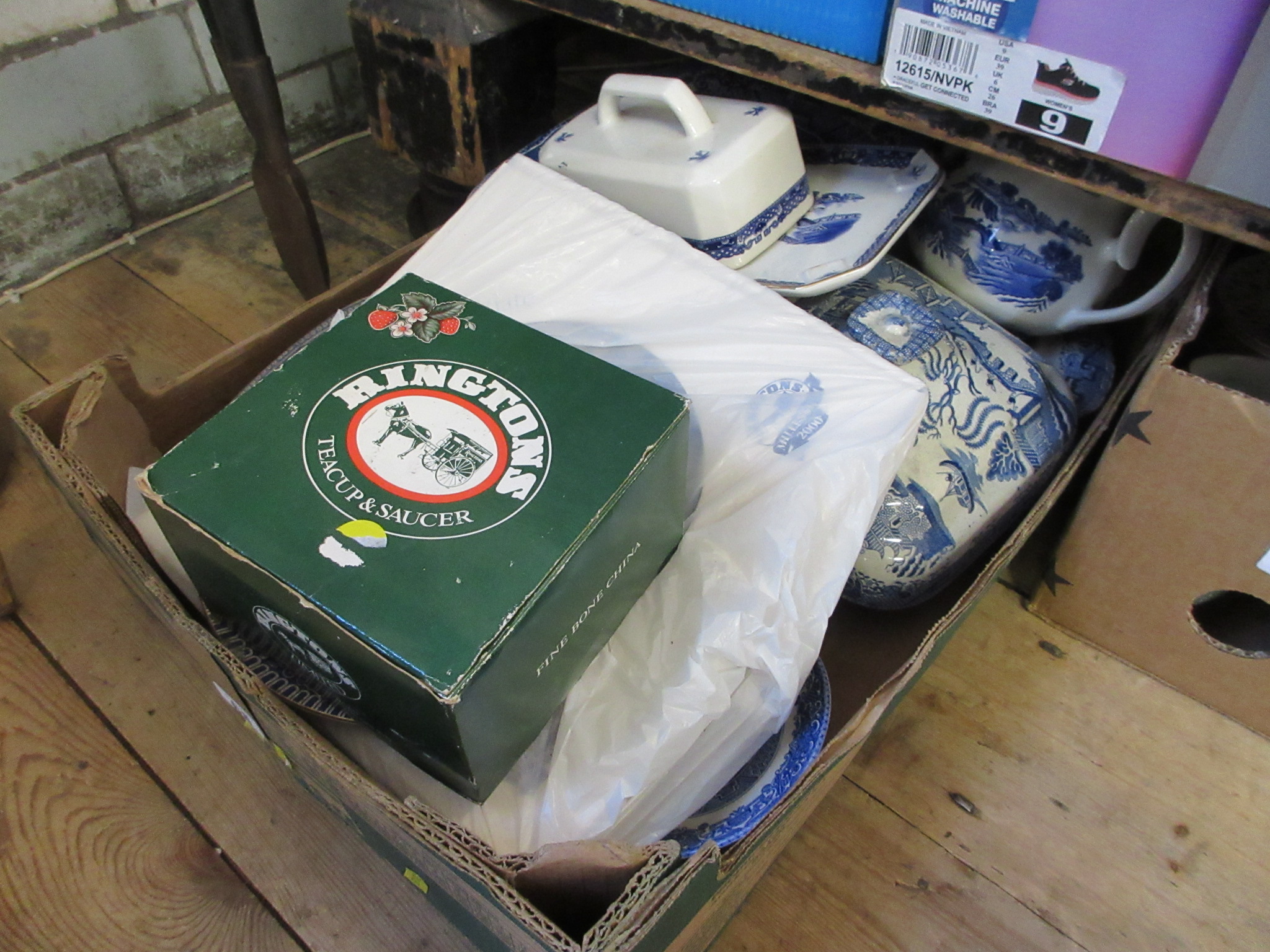 BOX OF BLUE AND WHITE CERAMICS Image