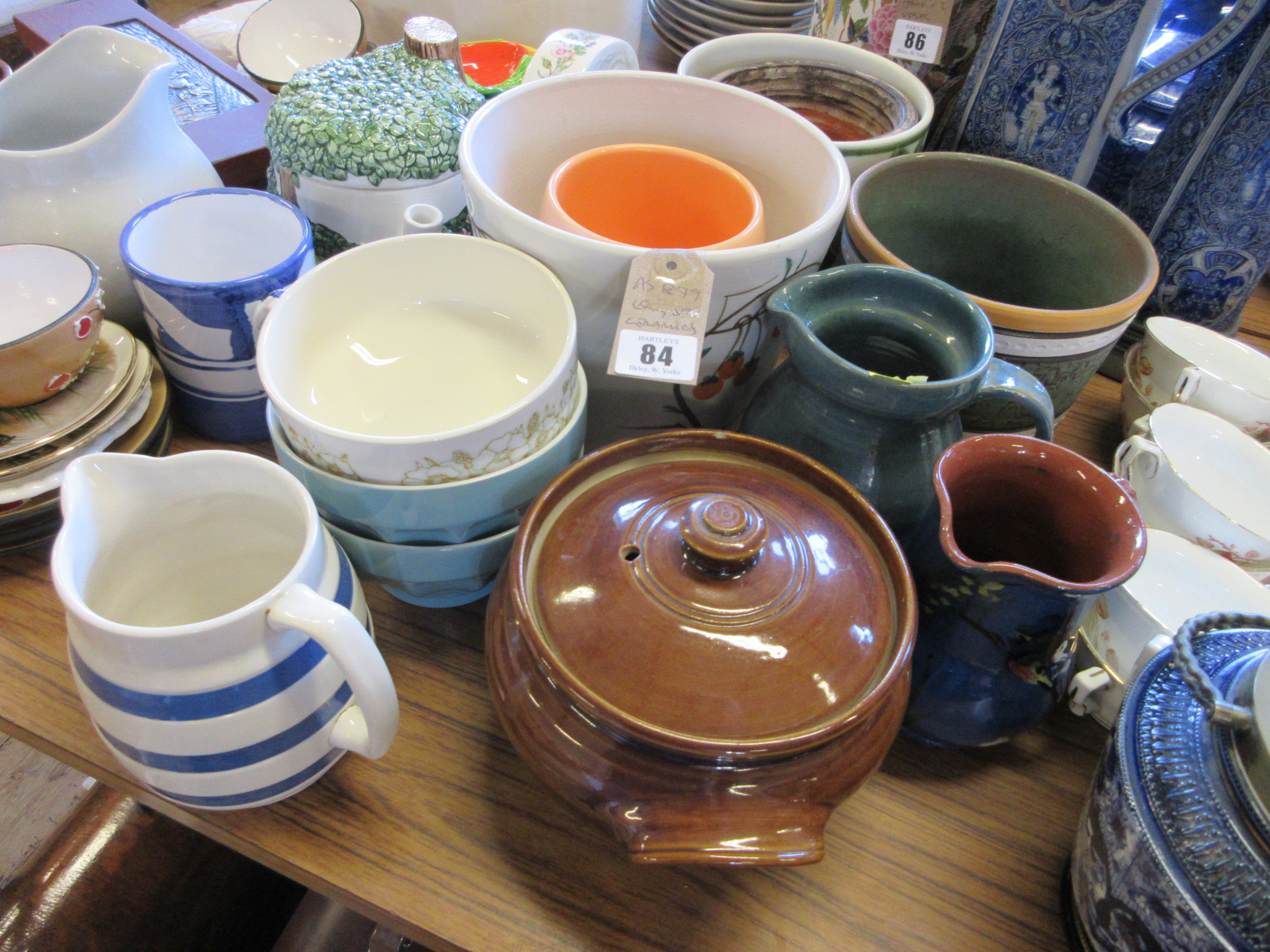 QUANTITY OF CERAMICS Image