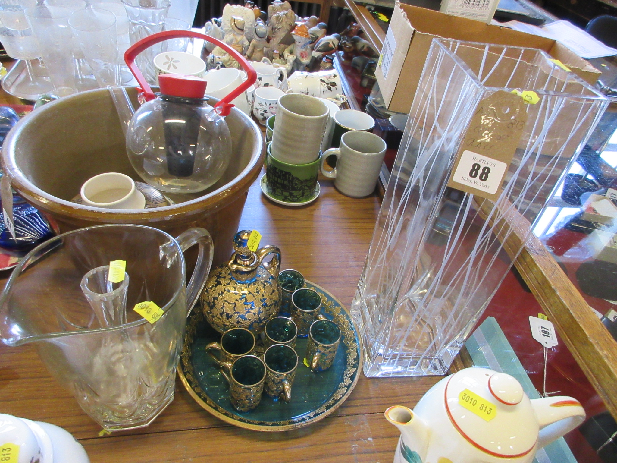 QUANTITY OF GLASS Image