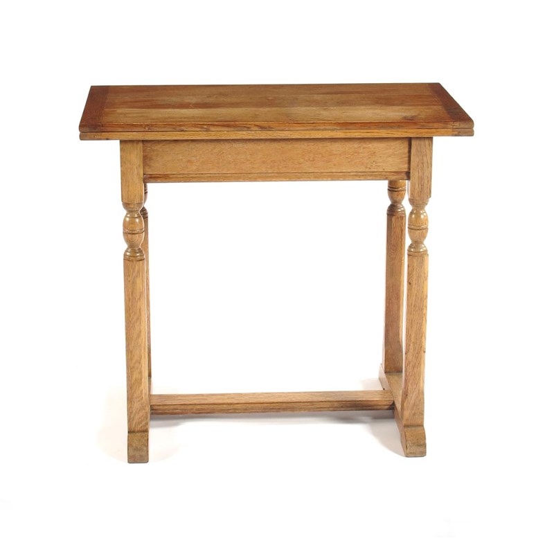 An oak card table | Woolley and Wallis