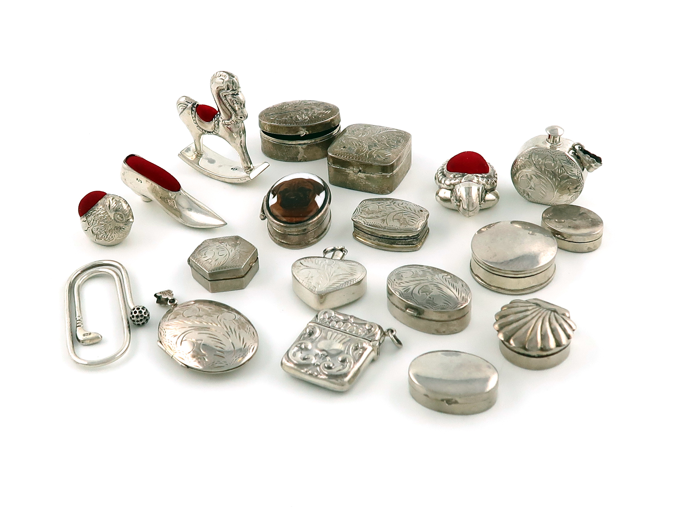 A mixed lot of modern silver items,